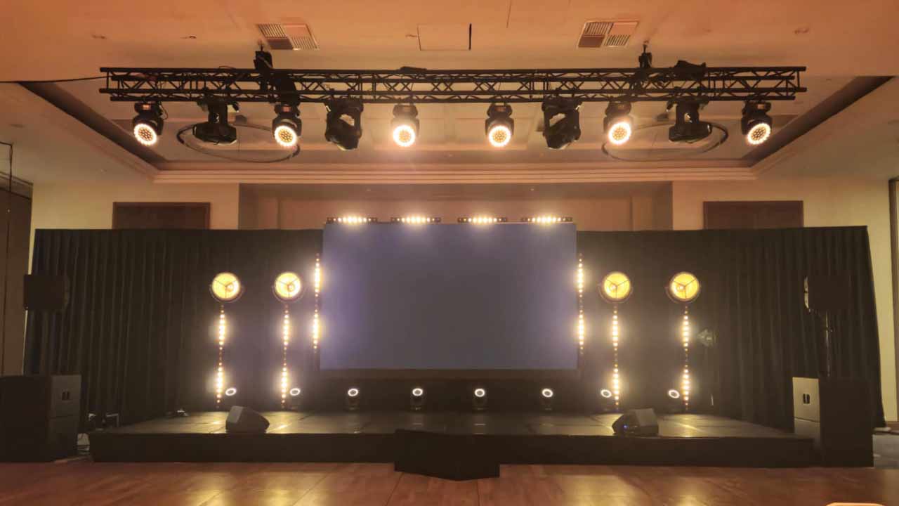 Oświetlenie sceniczne – średni event