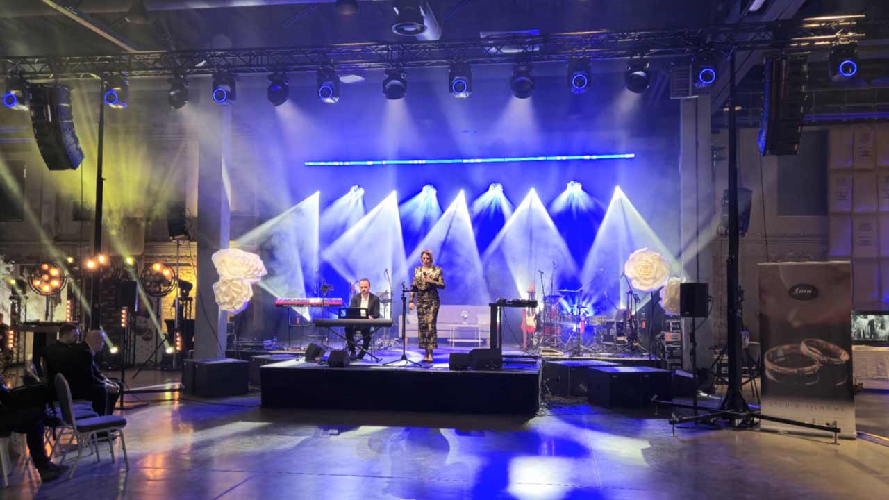 Oświetlenie sceniczne – średni event